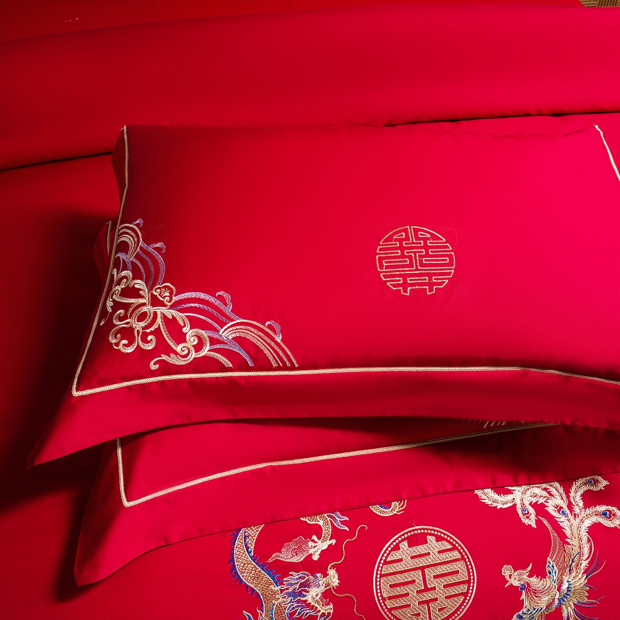 91家纺网 家纺一手货源 找家纺 置顶家纺 2025新款新中式棚拍亲肤棉婚庆大红刺绣系列四件套 龙姿凤彩-大红