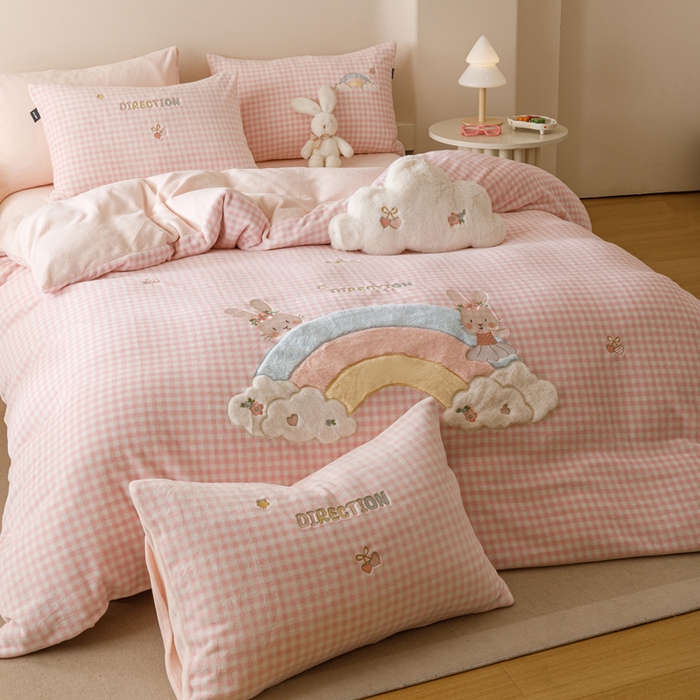 91家纺网 家纺一手货源 找家纺 （总）卡姿家纺 2025秋冬德国奶芙绒萌趣贴布绣— 彩虹兔