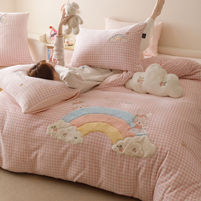 91家纺网 家纺一手货源 找家纺 （总）卡姿家纺 2025秋冬德国奶芙绒萌趣贴布绣— 彩虹兔