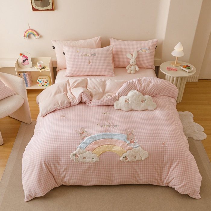 91家纺网 家纺一手货源 找家纺 （总）卡姿家纺 2025秋冬德国奶芙绒萌趣贴布绣— 彩虹兔