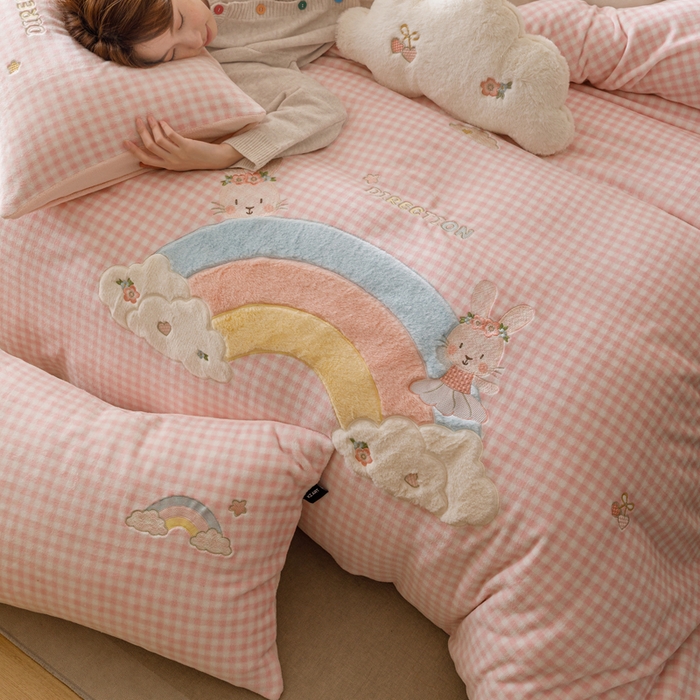 91家纺网 家纺一手货源 找家纺 （总）卡姿家纺 2025秋冬德国奶芙绒萌趣贴布绣— 彩虹兔