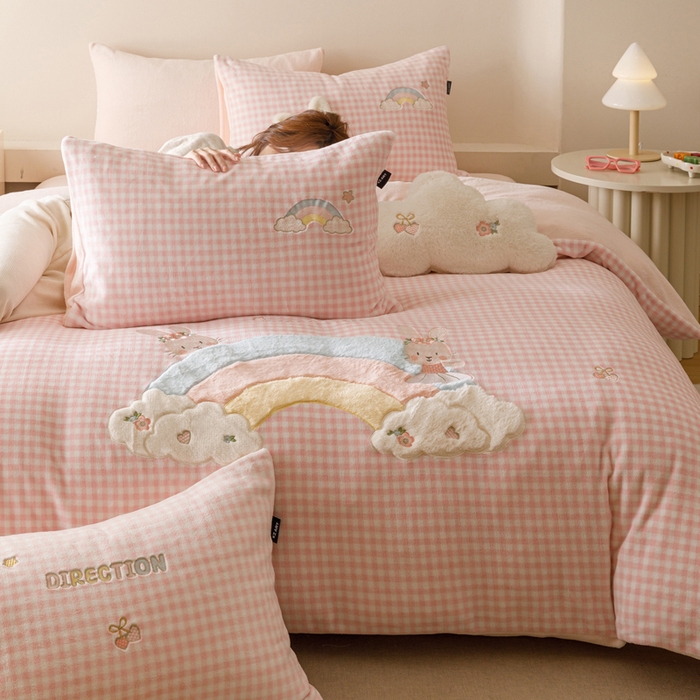 91家纺网 家纺一手货源 找家纺 卡姿家纺 2025秋冬德国奶芙绒萌趣贴布绣— 彩虹兔 彩虹兔-粉格