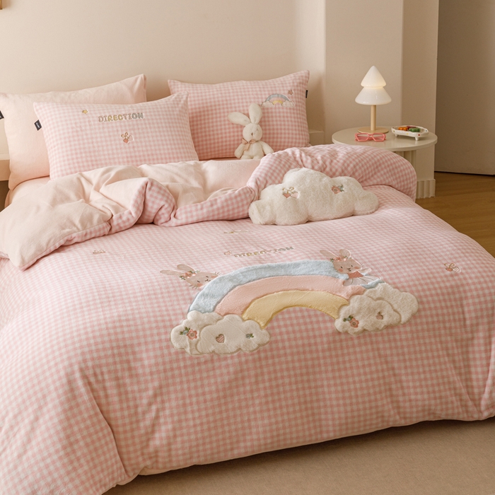 91家纺网 家纺一手货源 找家纺 卡姿家纺 2025秋冬德国奶芙绒萌趣贴布绣— 彩虹兔 彩虹兔-粉格