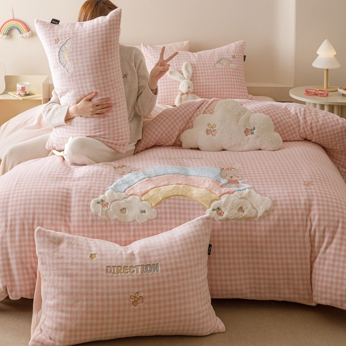 91家纺网 家纺一手货源 找家纺 卡姿家纺 2025秋冬德国奶芙绒萌趣贴布绣— 彩虹兔 彩虹兔-粉格