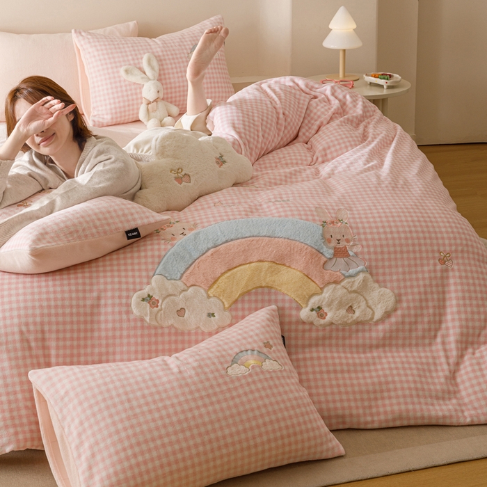 91家纺网 家纺一手货源 找家纺 卡姿家纺 2025秋冬德国奶芙绒萌趣贴布绣— 彩虹兔 彩虹兔-粉格