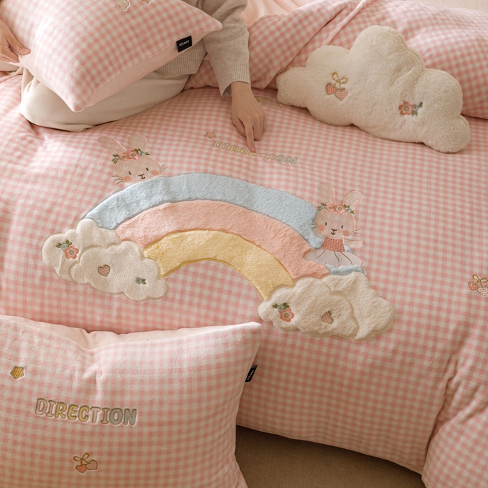 91家纺网 家纺一手货源 找家纺 卡姿家纺 2025秋冬德国奶芙绒萌趣贴布绣— 彩虹兔 彩虹兔-粉格