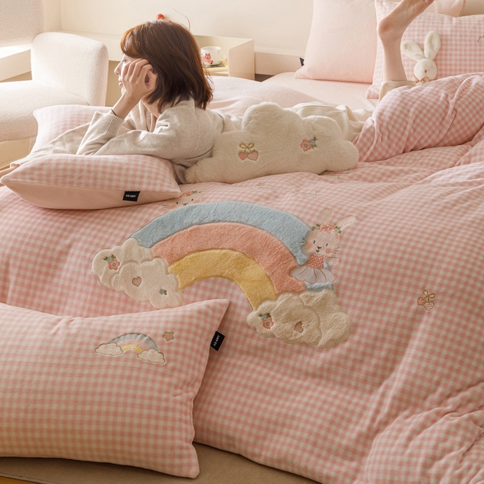 91家纺网 家纺一手货源 找家纺 卡姿家纺 2025秋冬德国奶芙绒萌趣贴布绣— 彩虹兔 彩虹兔-粉格