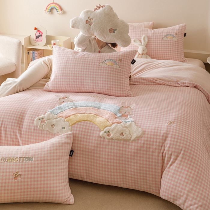 91家纺网 家纺一手货源 找家纺 卡姿家纺 2025秋冬德国奶芙绒萌趣贴布绣— 彩虹兔 彩虹兔-粉格