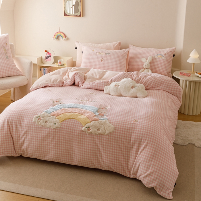 91家纺网 家纺一手货源 找家纺 卡姿家纺 2025秋冬德国奶芙绒萌趣贴布绣— 彩虹兔 彩虹兔-粉格