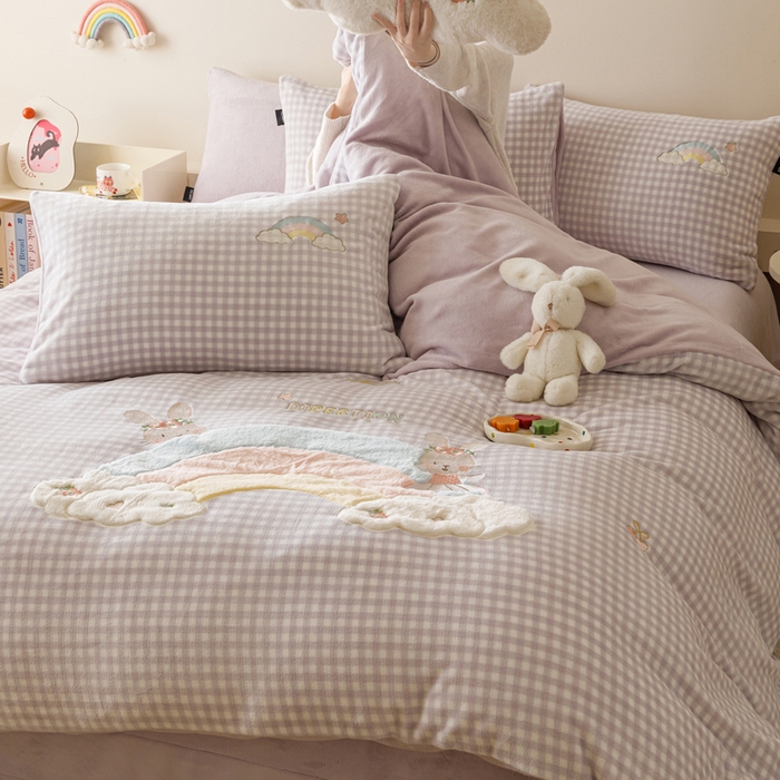 91家纺网 家纺一手货源 找家纺 卡姿家纺 2025秋冬德国奶芙绒萌趣贴布绣— 彩虹兔 彩虹兔-紫格