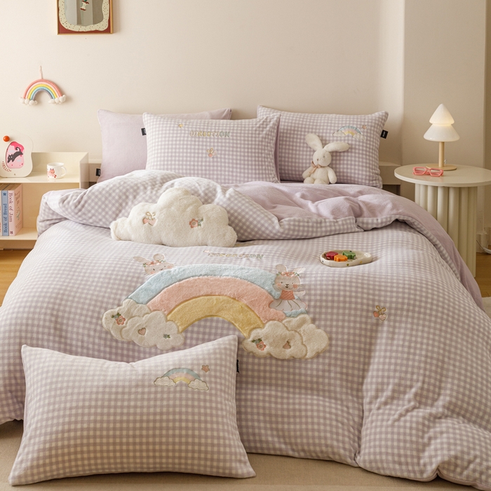 91家纺网 家纺一手货源 找家纺 卡姿家纺 2025秋冬德国奶芙绒萌趣贴布绣— 彩虹兔 彩虹兔-紫格