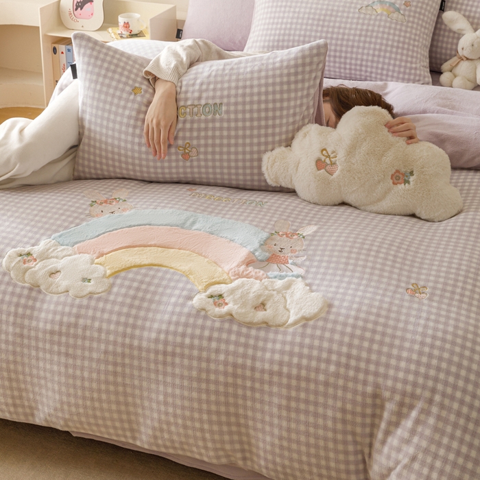 91家纺网 家纺一手货源 找家纺 卡姿家纺 2025秋冬德国奶芙绒萌趣贴布绣— 彩虹兔 彩虹兔-紫格