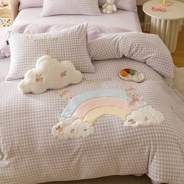 91家纺网 家纺一手货源 找家纺 卡姿家纺 2025秋冬德国奶芙绒萌趣贴布绣— 彩虹兔 彩虹兔-紫格