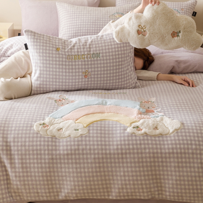 91家纺网 家纺一手货源 找家纺 卡姿家纺 2025秋冬德国奶芙绒萌趣贴布绣— 彩虹兔 彩虹兔-紫格