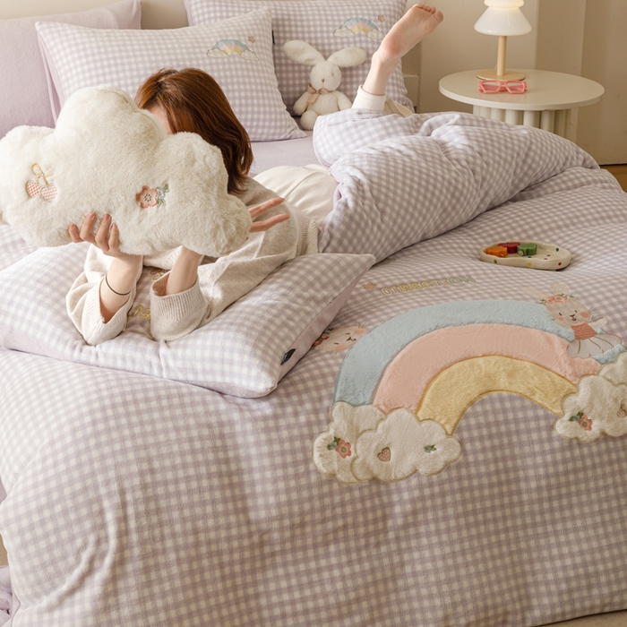 91家纺网 家纺一手货源 找家纺 卡姿家纺 2025秋冬德国奶芙绒萌趣贴布绣— 彩虹兔 彩虹兔-紫格