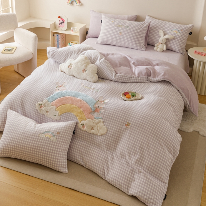 91家纺网 家纺一手货源 找家纺 卡姿家纺 2025秋冬德国奶芙绒萌趣贴布绣— 彩虹兔 彩虹兔-紫格