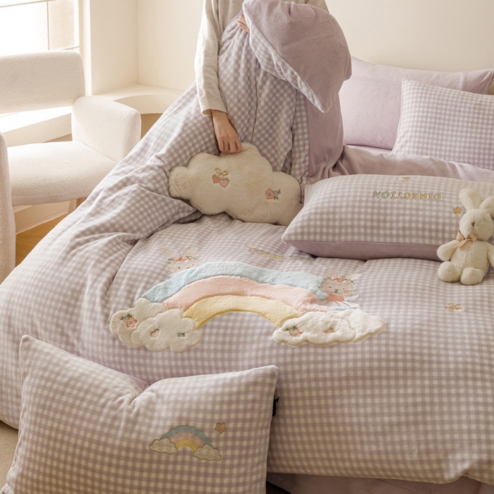 91家纺网 家纺一手货源 找家纺 卡姿家纺 2025秋冬德国奶芙绒萌趣贴布绣— 彩虹兔 彩虹兔-紫格