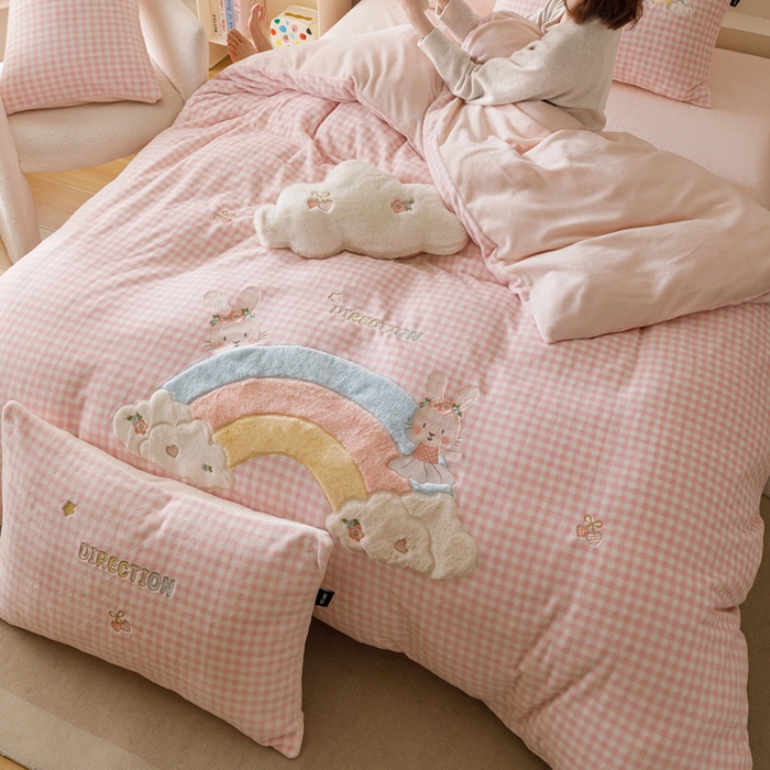 91家纺网 家纺一手货源 找家纺 卡姿家纺 2025秋冬德国奶芙绒萌趣贴布绣— 彩虹兔 彩虹兔-粉格