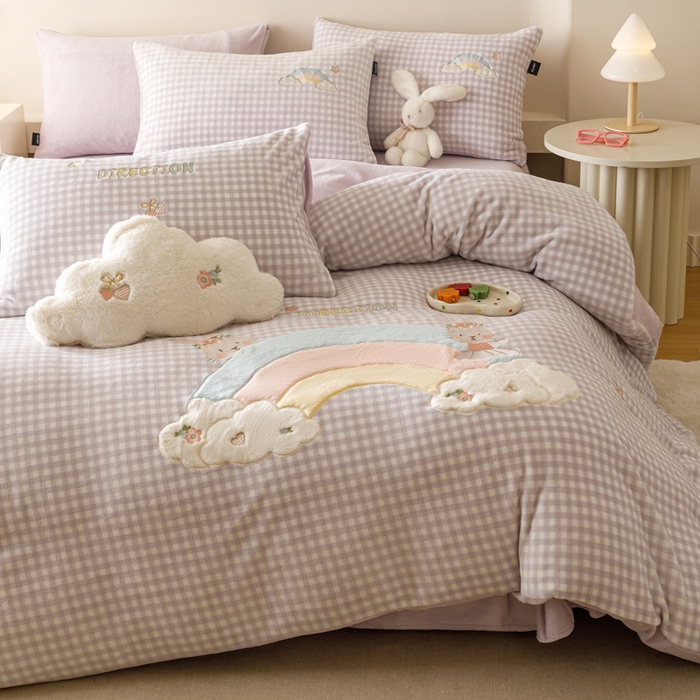 91家纺网 家纺一手货源 找家纺 卡姿家纺 2025秋冬德国奶芙绒萌趣贴布绣— 彩虹兔 彩虹兔-紫格