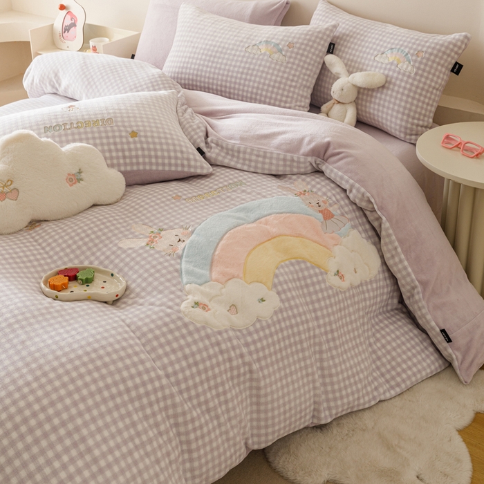 91家纺网 家纺一手货源 找家纺 卡姿家纺 2025秋冬德国奶芙绒萌趣贴布绣— 彩虹兔 彩虹兔-紫格