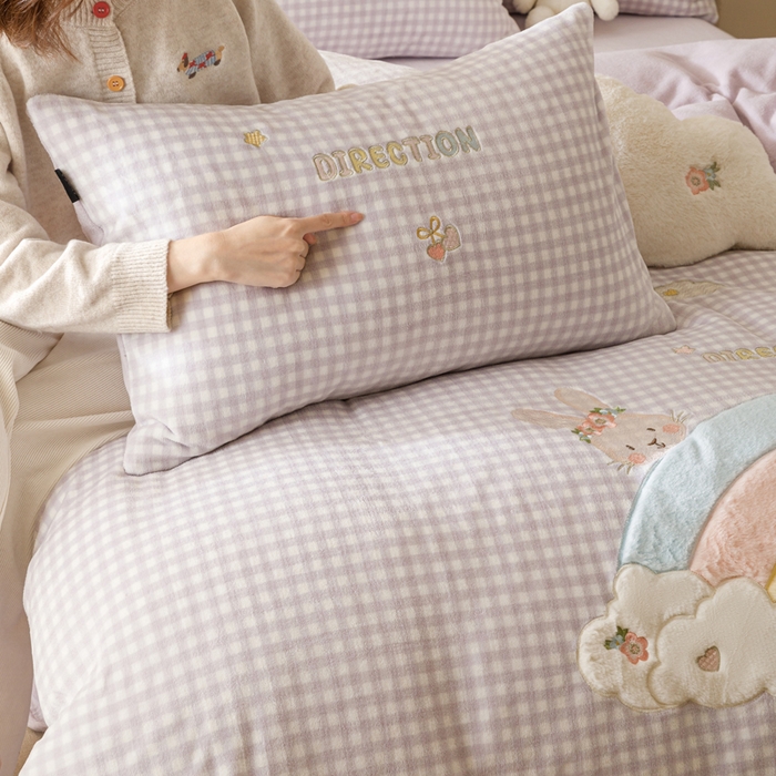 91家纺网 家纺一手货源 找家纺 卡姿家纺 2025秋冬德国奶芙绒萌趣贴布绣— 彩虹兔 彩虹兔-紫格