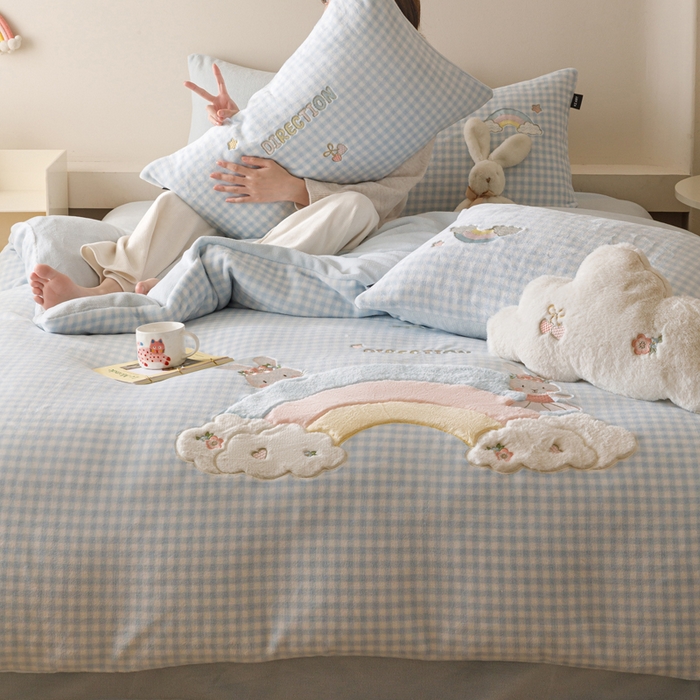 91家纺网 家纺一手货源 找家纺 卡姿家纺 2025秋冬德国奶芙绒萌趣贴布绣— 彩虹兔 彩虹兔-蓝格