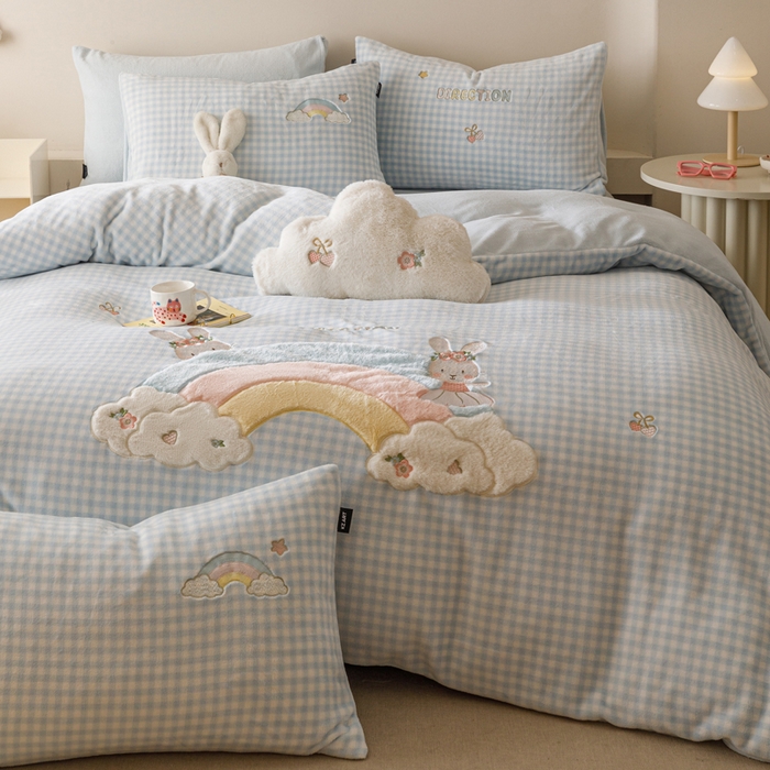 91家纺网 家纺一手货源 找家纺 卡姿家纺 2025秋冬德国奶芙绒萌趣贴布绣— 彩虹兔 彩虹兔-蓝格