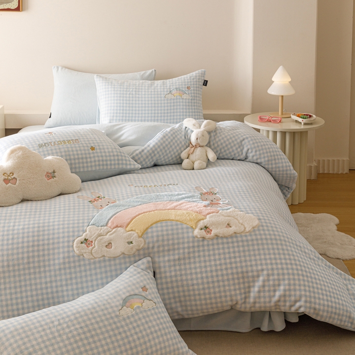 91家纺网 家纺一手货源 找家纺 卡姿家纺 2025秋冬德国奶芙绒萌趣贴布绣— 彩虹兔 彩虹兔-蓝格