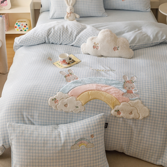 91家纺网 家纺一手货源 找家纺 卡姿家纺 2025秋冬德国奶芙绒萌趣贴布绣— 彩虹兔 彩虹兔-蓝格