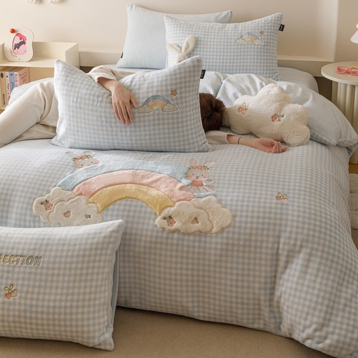 91家纺网 家纺一手货源 找家纺 卡姿家纺 2025秋冬德国奶芙绒萌趣贴布绣— 彩虹兔 彩虹兔-蓝格