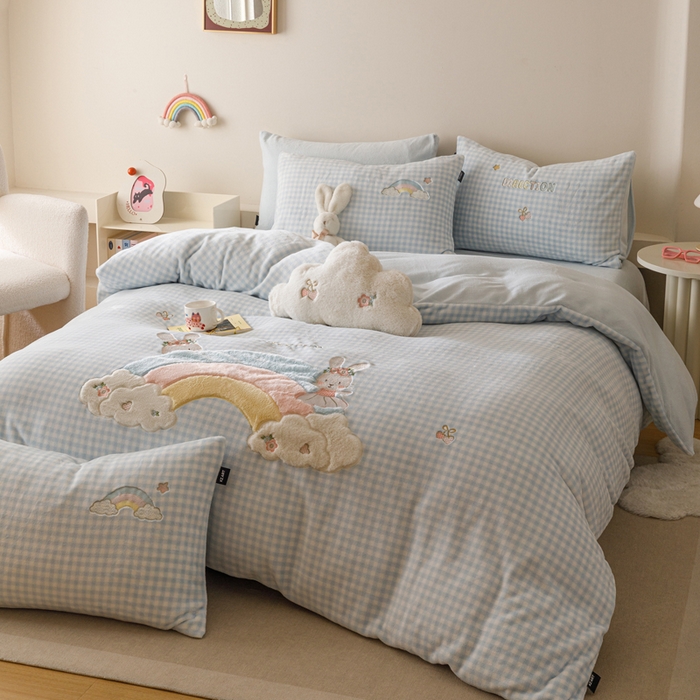 91家纺网 家纺一手货源 找家纺 卡姿家纺 2025秋冬德国奶芙绒萌趣贴布绣— 彩虹兔 彩虹兔-蓝格