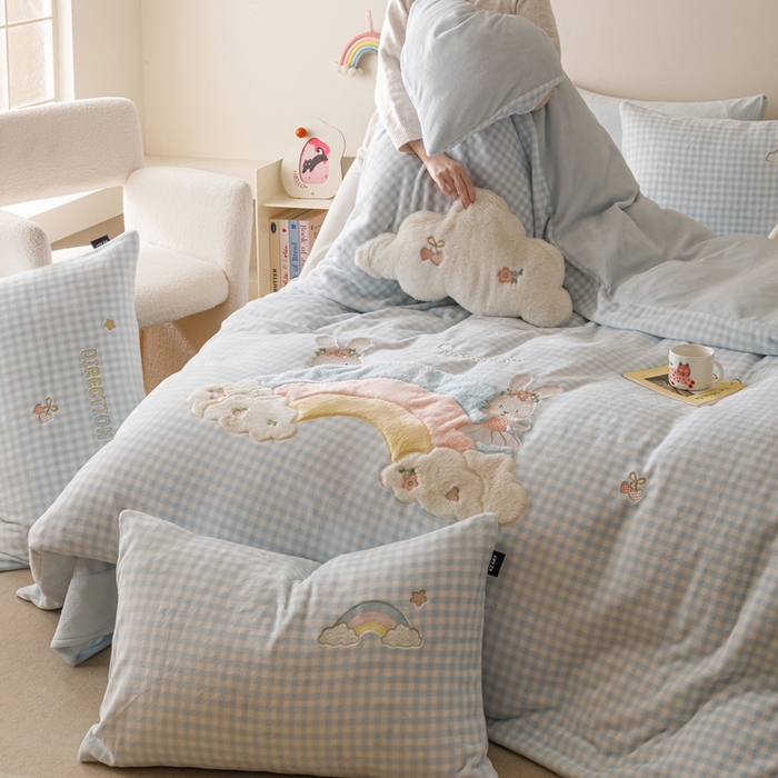 91家纺网 家纺一手货源 找家纺 卡姿家纺 2025秋冬德国奶芙绒萌趣贴布绣— 彩虹兔 彩虹兔-蓝格