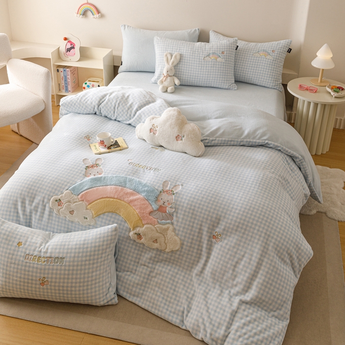 91家纺网 家纺一手货源 找家纺 卡姿家纺 2025秋冬德国奶芙绒萌趣贴布绣— 彩虹兔 彩虹兔-蓝格