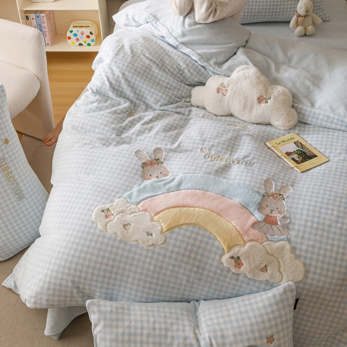 91家纺网 家纺一手货源 找家纺 卡姿家纺 2025秋冬德国奶芙绒萌趣贴布绣— 彩虹兔 彩虹兔-蓝格