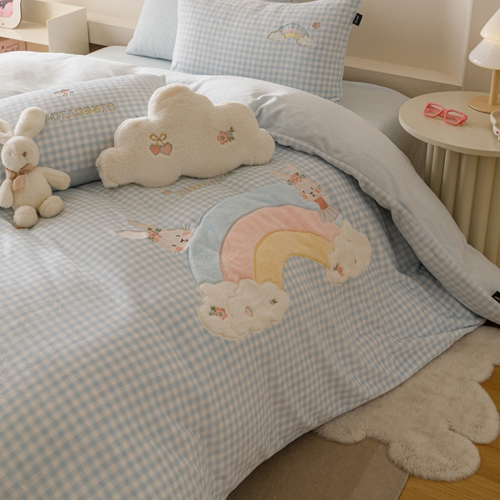 91家纺网 家纺一手货源 找家纺 卡姿家纺 2025秋冬德国奶芙绒萌趣贴布绣— 彩虹兔 彩虹兔-蓝格