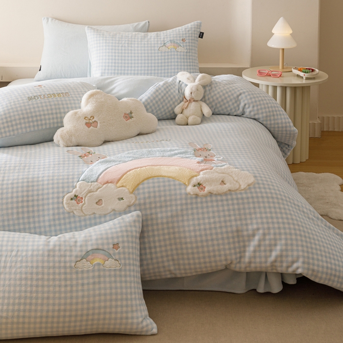 91家纺网 家纺一手货源 找家纺 卡姿家纺 2025秋冬德国奶芙绒萌趣贴布绣— 彩虹兔 彩虹兔-蓝格