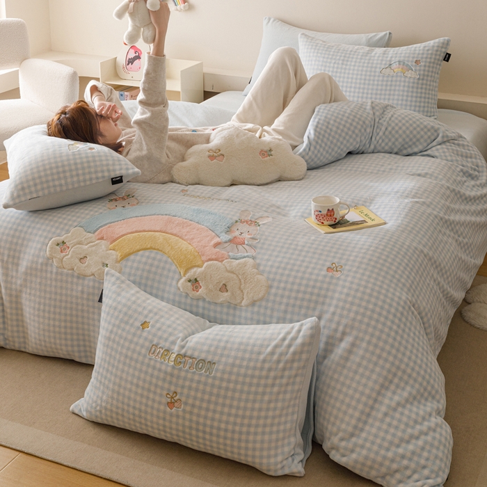 91家纺网 家纺一手货源 找家纺 卡姿家纺 2025秋冬德国奶芙绒萌趣贴布绣— 彩虹兔 彩虹兔-蓝格