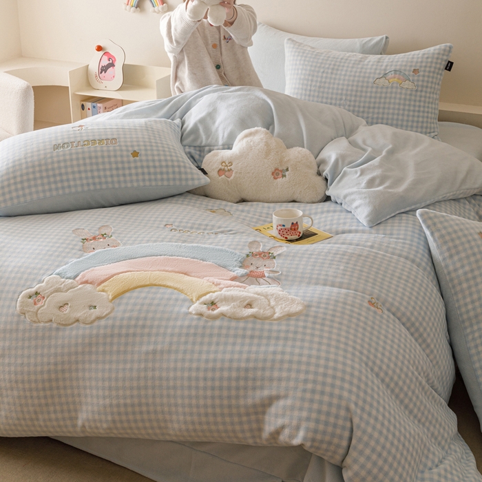 91家纺网 家纺一手货源 找家纺 卡姿家纺 2025秋冬德国奶芙绒萌趣贴布绣— 彩虹兔 彩虹兔-蓝格