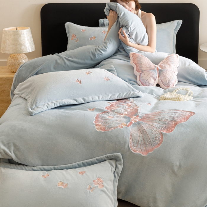 91家纺网 家纺一手货源 找家纺 卡姿家纺 2025秋冬德国奶芙绒蝴蝶刺绣— 樱花蝴蝶 樱花蝴蝶-蓝