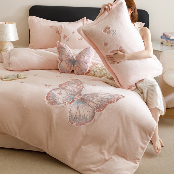 91家纺网 家纺一手货源 找家纺 卡姿家纺 2025秋冬德国奶芙绒蝴蝶刺绣— 樱花蝴蝶 樱花蝴蝶-粉