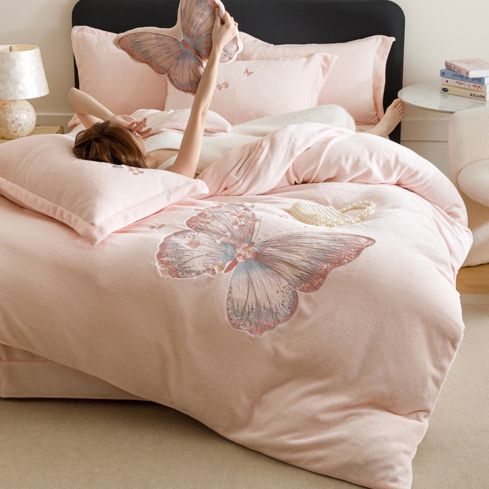 91家纺网 家纺一手货源 找家纺 卡姿家纺 2025秋冬德国奶芙绒蝴蝶刺绣— 樱花蝴蝶 樱花蝴蝶-粉