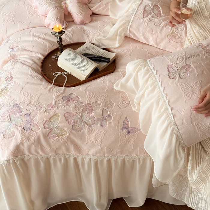 91家纺网 家纺一手货源 找家纺 （总）卡姿家纺 2025秋冬德国奶芙绒提花雪纺花边— 维密蝴蝶