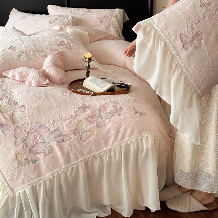 91家纺网 家纺一手货源 找家纺 （总）卡姿家纺 2025秋冬德国奶芙绒提花雪纺花边— 维密蝴蝶