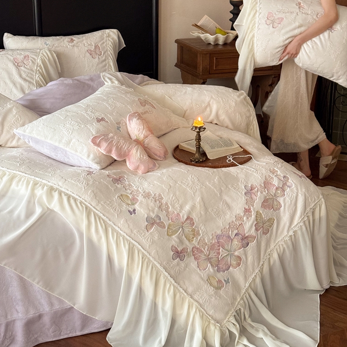 91家纺网 家纺一手货源 找家纺 卡姿家纺 2025秋冬德国奶芙绒提花雪纺花边— 维密蝴蝶 维密蝴蝶-奶油白