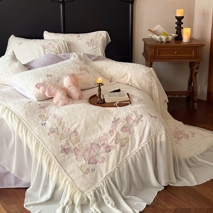 91家纺网 家纺一手货源 找家纺 卡姿家纺 2025秋冬德国奶芙绒提花雪纺花边— 维密蝴蝶 维密蝴蝶-奶油白