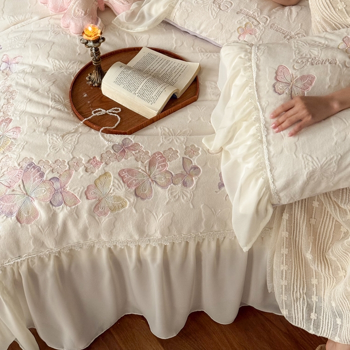 91家纺网 家纺一手货源 找家纺 卡姿家纺 2025秋冬德国奶芙绒提花雪纺花边— 维密蝴蝶 维密蝴蝶-奶油白