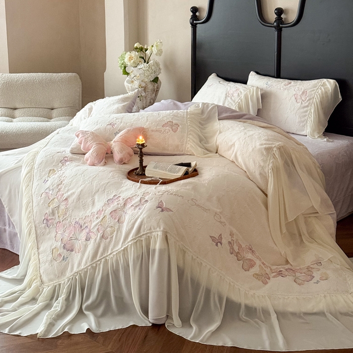 91家纺网 家纺一手货源 找家纺 卡姿家纺 2025秋冬德国奶芙绒提花雪纺花边— 维密蝴蝶 维密蝴蝶-奶油白