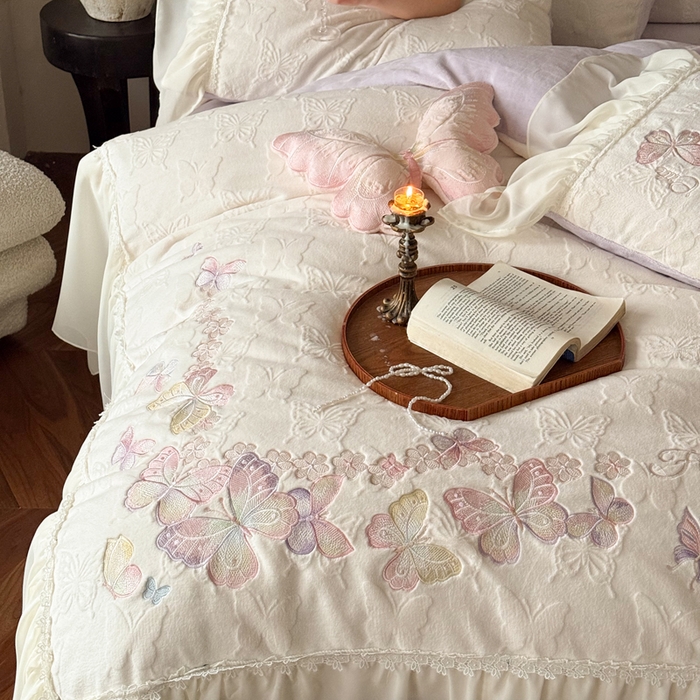 91家纺网 家纺一手货源 找家纺 卡姿家纺 2025秋冬德国奶芙绒提花雪纺花边— 维密蝴蝶 维密蝴蝶-奶油白