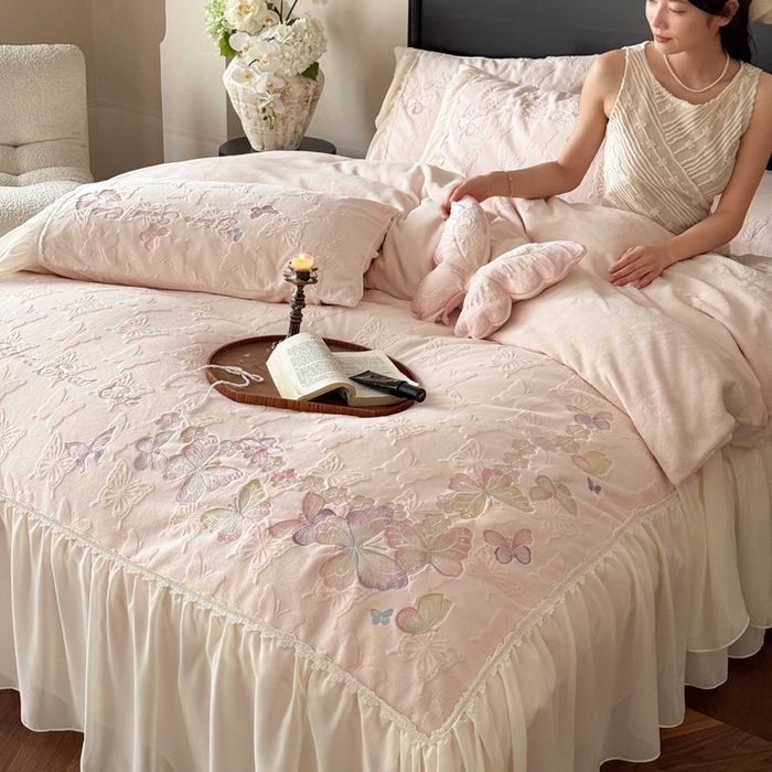 91家纺网 家纺一手货源 找家纺 卡姿家纺 2025秋冬德国奶芙绒提花雪纺花边— 维密蝴蝶 维密蝴蝶-粉