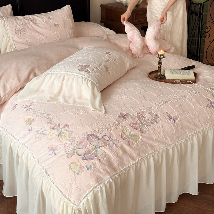 91家纺网 家纺一手货源 找家纺 卡姿家纺 2025秋冬德国奶芙绒提花雪纺花边— 维密蝴蝶 维密蝴蝶-粉